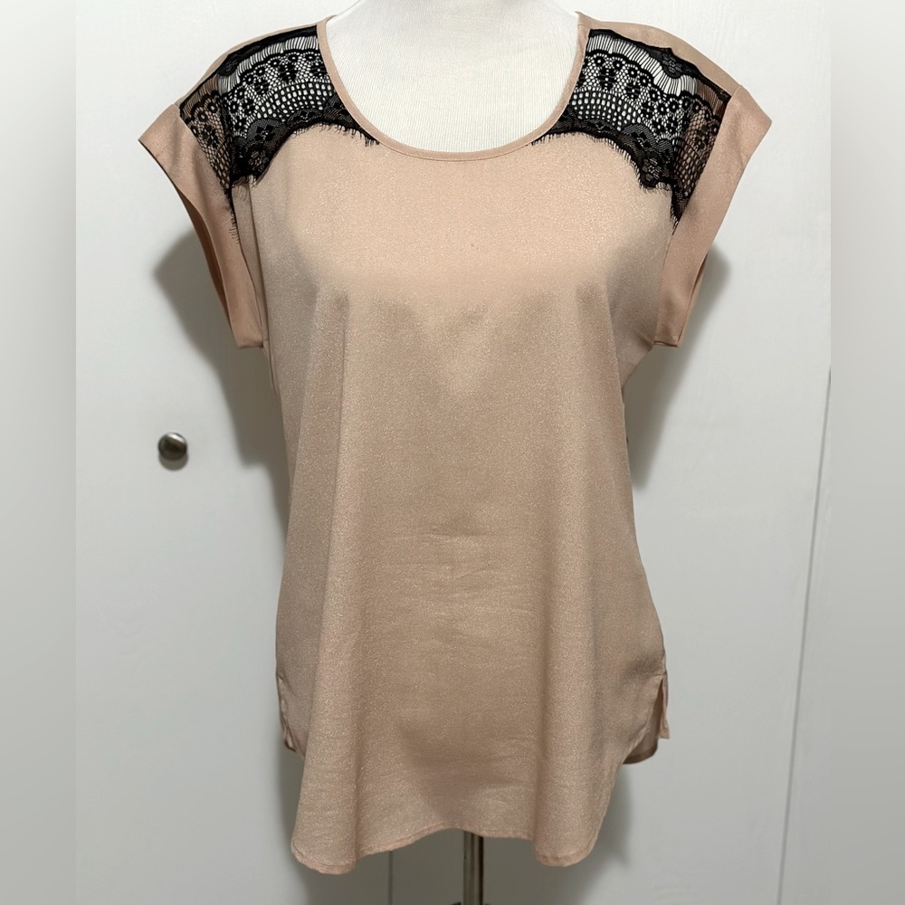 5 for $25 🛍️ item

Black Rainn Chiffon Blush Black Blouse Cap Sleeve w Lace